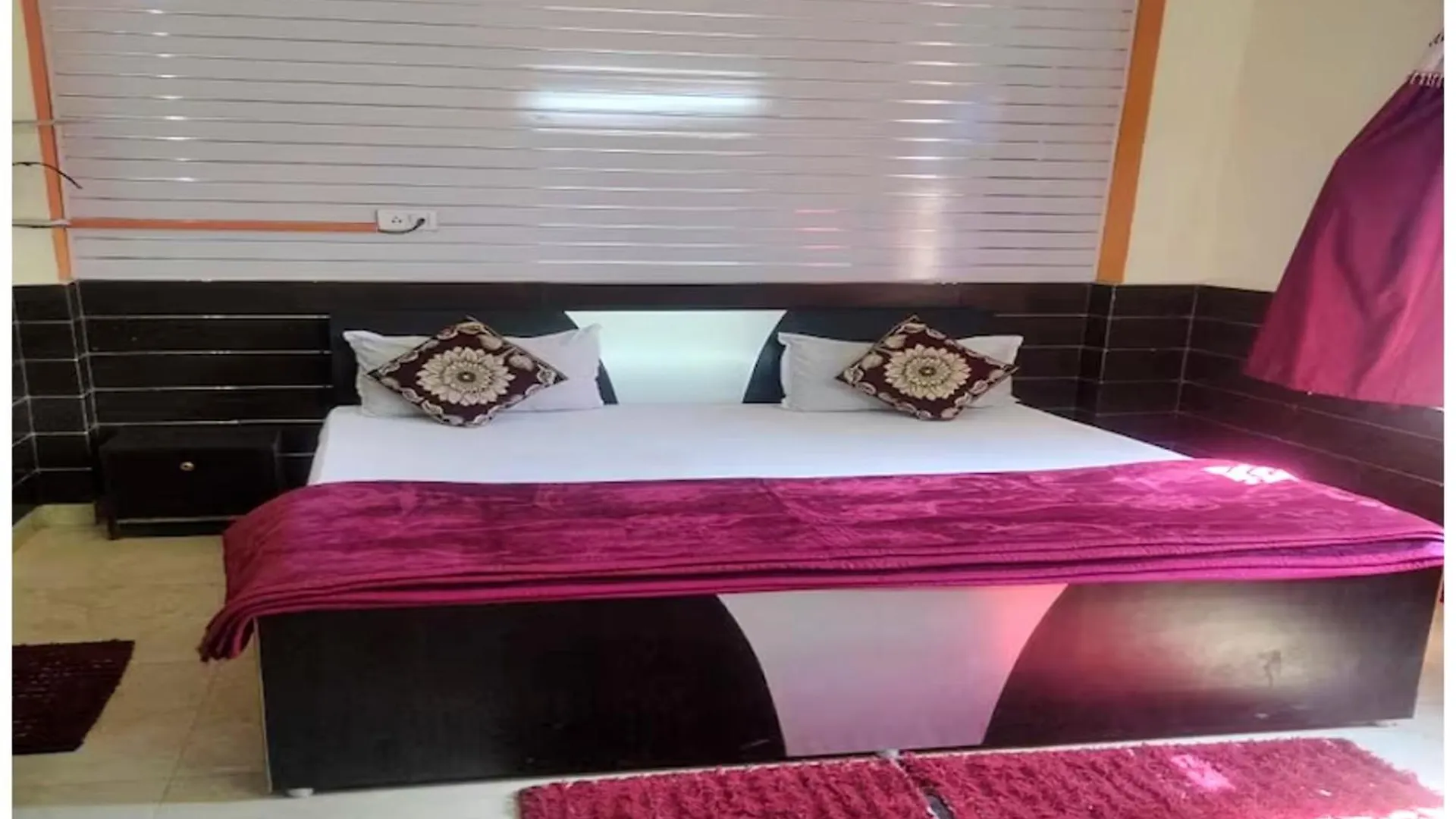 Hotel Premium Ashiyana Palace Varanasi - Shree Kashi Vishwanath Temple - Fully Air Conditioned Hotel - Best Hotel
