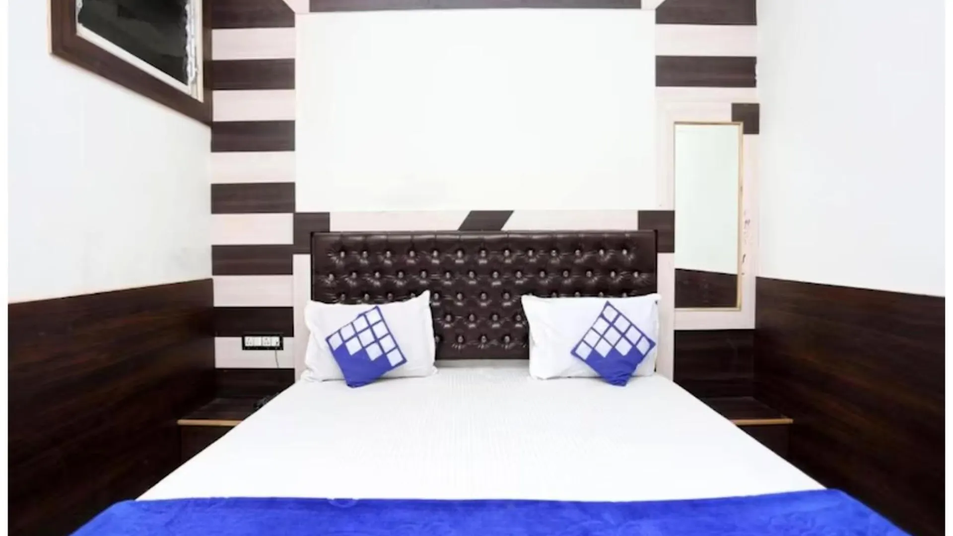 Hotel Premium Ashiyana Palace Varanasi - Shree Kashi Vishwanath Temple - Fully Air Conditioned Hotel - Best Hotel