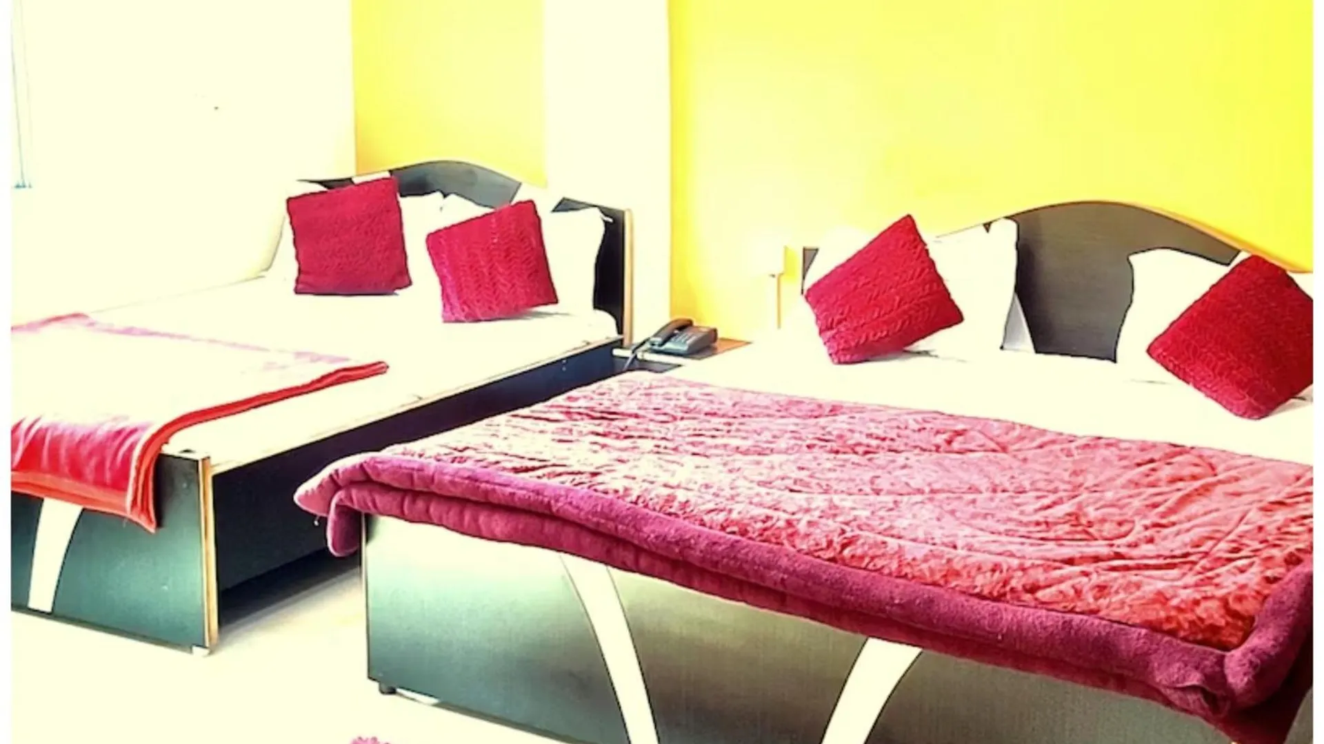 Hotel Premium Ashiyana Palace Varanasi - Shree Kashi Vishwanath Temple - Fully Air Conditioned Hotel - Best Hotel